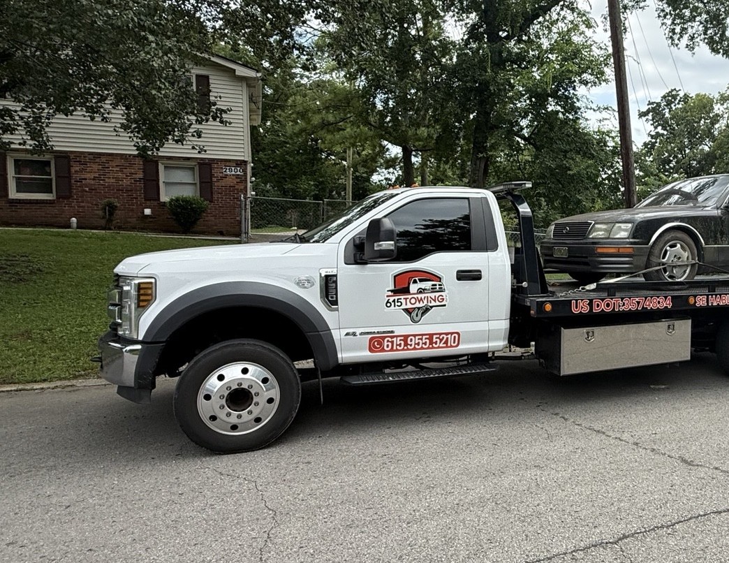 615 Towing truck cab and company logo